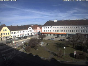 Imagen de vista previa de la cámara web Attnang-Puchheim - Town Hall Square